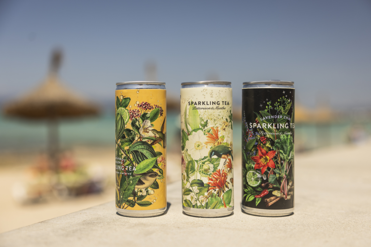 Pettersson & Munthe Sparkling Tea cans on a summer beach